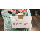 Varias bolsas y maletas con ropa seminueva