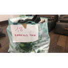 Varias bolsas y maletas con ropa seminueva