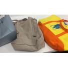 Varias bolsas y maletas con ropa seminueva