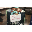 Varias bolsas y maletas con ropa seminueva