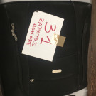 Varias bolsas y maletas con ropa seminueva