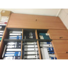 Estantería alta de baldas con puerta baja interior con balda