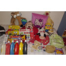 Peluches, ropa de muñecas, cuento, joyero, juegos, mochila y témperas