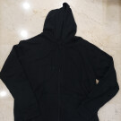 Sudadera negra con capucha y cremallera