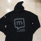 Sudadera negra con capucha y cremallera
